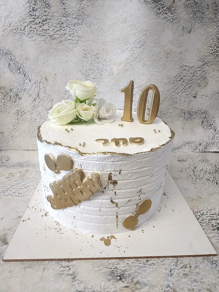 עוגה מעוצבת עם פרחים